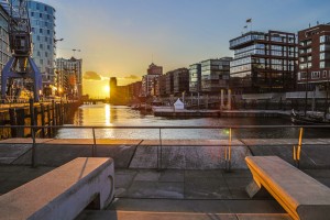 Sandtorhafen mit Elbphilharmonie und Hanseatic Trade Center